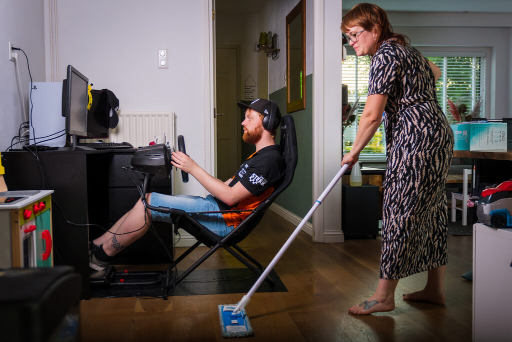 Cursist foto: een man is aan het gamen en een vrouw maakt schoon. 
